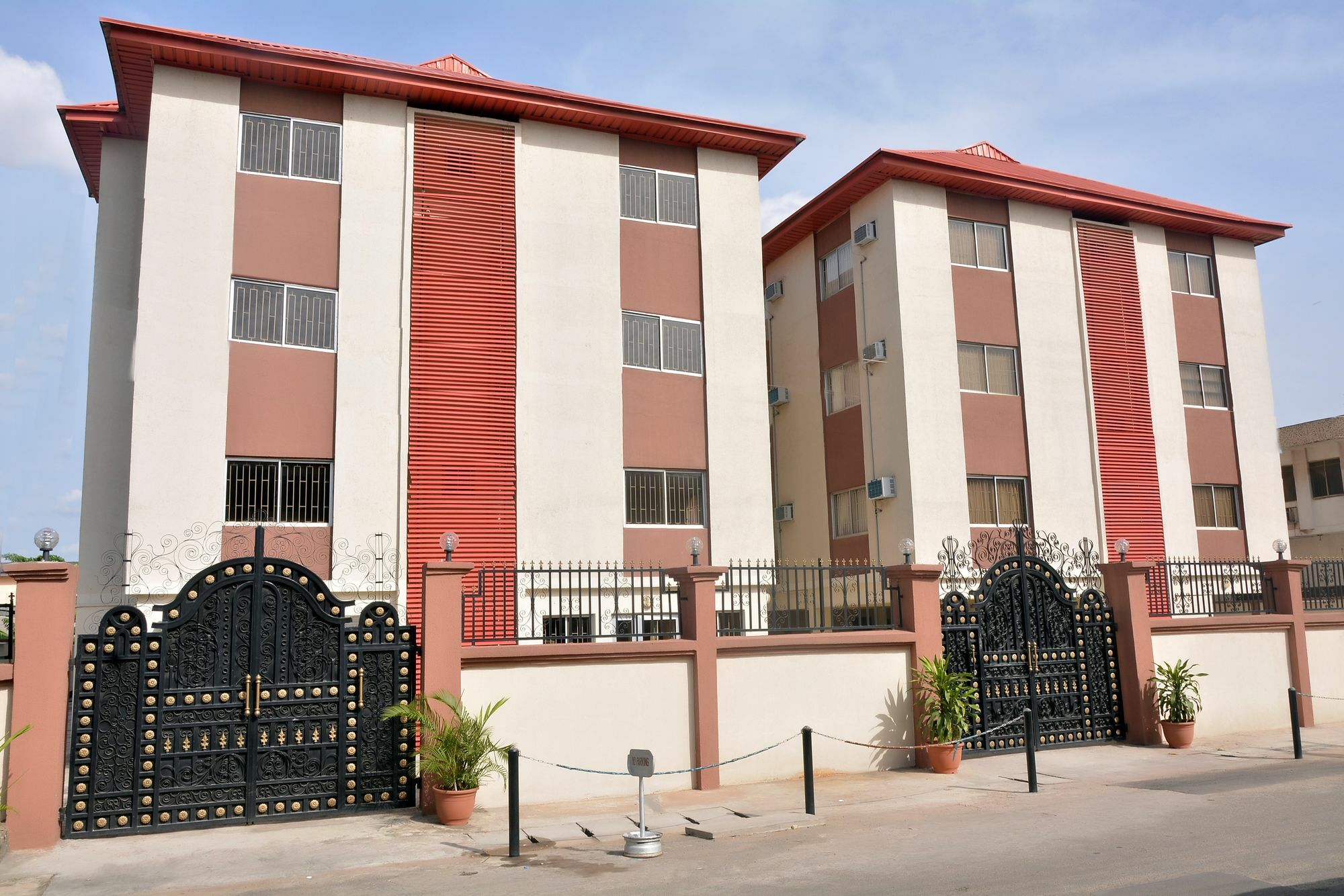 The Habitat Suites International Lagos Exterior foto